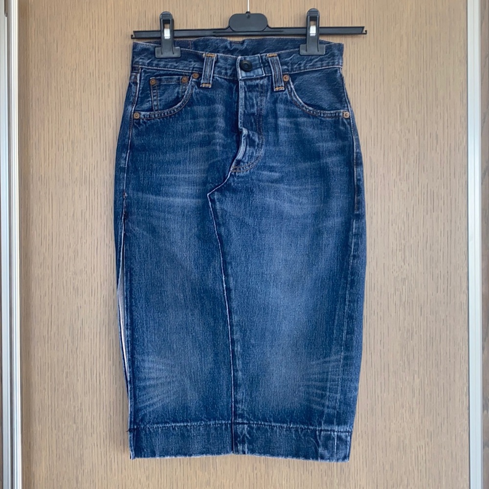 Y2K Levi’s red tab skirt with lateral split.